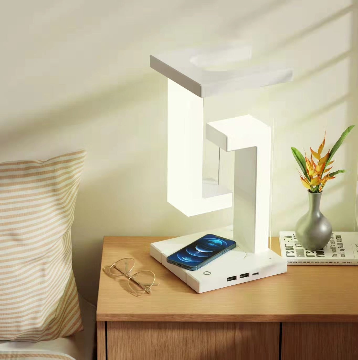 Creative Floating Balance Table Lamp – Wireless Charging